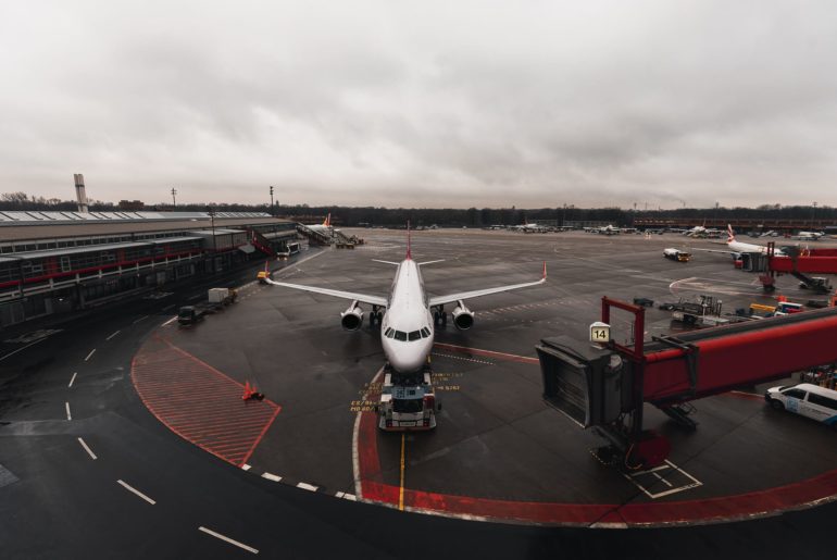 Las operaciones aeroportuarias abarcan todos los procesos involucrados en un aeropuerto para garantizar que la experiencia del usuario se desarrolle de la mejor manera posible. Esto incluye servicio al cliente, entradas, salidas, así como también conexiones aéreas. Dada la naturaleza a menudo ocupada de los aeropuertos, las operaciones adecuadas son integrales para garantizar que las miles de personas que entran y salen de sus paredes lleguen a sus destinos de manera segura. Como muchos campos, las operaciones aeroportuarias son una industria muy diversa con una plétora de oportunidades por explorar. Hay cuatro segmentos principales de operaciones aeroportuarias. Cada uno juega un papel importante en la funcionalidad completa de un aeropuerto. Sin un departamento de operaciones aeroportuarias, se producirían muchos vuelos perdidos, controles de seguridad deficientes y un caos general. Profundicemos más en este apasionante y dinámico campo. Tipos de operaciones aeroportuarias Dentro de un aeropuerto, generalmente hay cuatro divisiones: Zona de Operaciones Los operarios que trabajan en la zona de operaciones supervisan el aeródromo, las rampas, la seguridad y la protección del aeropuerto. Si alguna vez miró por la ventana de su avión antes o despegar de aterrizar y vio a personas dirigiendo vehículos o realizando tareas en el aterrizaje, están trabajando en la zona de operaciones. Este departamento trabaja para asegurarse de que todo el entorno del lado del aire funcione de la manera más eficiente posible. Entre sus actividades incluye: Coordinar respuestas a incidentes, accidentes, emergencias en la zona de operaciones. Asignación de estacionamiento de aeronaves y escoltas de aeronaves. Realización de inspecciones de pista de rodaje y pista de rodaje. Vigilancia de la conducción en la zona de operaciones. Acompañamiento de vehículos para empresas y contratistas que requieran acceso a la zona de operaciones. Gestión diaria de la vida silvestre para reducir el riesgo de interferencia de aves en las aeronaves. Operaciones Terrestres Aquellos que trabajan en operaciones terrestres tienen un papel de servicio al cliente que supervisa las terminales, los vestíbulos, las carreteras y las propiedades que rodean el aeropuerto. También realizan las operaciones diarias dentro de las terminales y los estacionamientos. Al igual que el lado aire, el lado tierra se ocupa de las operaciones de seguridad y protección. Las operaciones de terminal se incluyen en esta categoría. Las operaciones en tierra son cruciales para lo que experimenta el pasajero mientras pasa por el aeropuerto. Al trabajar en este campo, comprenderá las necesidades de los clientes e implementará herramientas para mejorar su experiencia. Si cree que esta industria es para usted, es bueno considerar las muchas posiciones comunes que existen, teniendo en cuenta que estas dependen del tamaño y la demanda de cada aeropuerto. Ingresos y Facturación Las personas que se dedican al área de Ingresos y Facturación manejan entredas de dinero tanto aeronáuticos como no aeronáuticos. Los sistemas contables o de contabilidad contienen información sobre las finanzas del aeropuerto: Facturas de vuelos, gestión de facturas, efectivo, ventas dentro del aeropuerto (puntos de venta), nóminas del personal, etc. Las personas de esta división suelen tener experiencia en negocios, contabilidad o finanzas. Gestión de la Información La gestión de la información se refiere a la recopilación y distribución de información de vuelos diarios. Las personas que trabajan en la gestión de la información almacenan información estacional y de llegadas/salidas, y realizan un seguimiento de la conexión con las aerolíneas. Este departamento es parte integral de la puntualidad de las llegadas y salidas de vuelos y la organización del horario de vuelos. Ejemplos de trabajos de operaciones aeroportuarias El campo de las operaciones aeroportuarias está lleno de oportunidades. Cada posición juega un papel en el buen funcionamiento de un aeropuerto. Estas piezas se unen para que el proceso funcione sin problemas, como una máquina bien engrasada. Aquí hay algunos puestos que uno debería considerar si está interesado en una carrera en operaciones aeroportuarias: Especialista en Información Aeroportuaria: Trabajando en este puesto, será responsable de hacer llegar la información a los pasajeros y empleados que la necesiten, y de monitorear los centros de información diariamente. Agente de Operaciones Aeroportuarias: Entre otras tareas diarias, se aseguraran de que el aeropuerto funcione correctamente, monitoreando y ayudando a las operaciones aeroportuarias. Estos operarios ayudan a garantizar que el aeropuerto se mantenga seguro y protegido, lo que incluye monitorear los sistemas de seguridad y el equipo del aeropuerto. Agente Sénior de Operaciones Aeroportuarias: En el nivel sénior, es el responsable de las inspecciones de los aeródromos y de la respuesta durante las emergencias del aeropuerto. Este puesto también requiere monitorear los proyectos de construcción relacionados con el aeródromo, las inspecciones de vigilancia y el equipo de abastecimiento de combustible del aeródromo, asegurando que todo cumpla con los códigos y las normas de seguridad de la FAA. La seguridad y la protección son bastante cruciales en todos los niveles. Especialista en Cumplimiento de Seguridad Aeroportuaria: Este puesto dentro de las operaciones aeroportuarias hace cumplir estrictamente las regulaciones federales. Pero, esta posición también implica lidiar con las operaciones aeroportuarias a pedido a medida que surgen. Una gran parte del cumplimiento de la seguridad aeroportuaria es trabajar con las agencias locales y federales que están presentes, como Prevención y Respuesta Visible e Intermodal (VIPR), la Administración de Seguridad del Transporte y el Departamento de Seguridad Nacional. Este puesto también requerirá que realice inspecciones y auditorías por razones de cumplimiento. Controlador de Tránsito Aéreo: Trabaja en torres de control, instalaciones de control de aproximación o centros de ruta, coordinando el movimiento de aeronaves para mantener distancias seguras entre ellas. Conclusiones Algunas funciones aeroportuarias de entrada que pueden no parecer relacionadas con el panorama general de las operaciones aeroportuarias aún podrían ser útiles para sus objetivos profesionales. Por ejemplo, los agentes de servicio de pasajeros verifican, abordan y desembarcan a los pasajeros, y es un excelente trabajo de entrada para familiarizarse con el entorno del aeropuerto y comprender la experiencia del cliente. Cualquiera que sea su función dentro de las operaciones aeroportuarias, estará involucrado de alguna manera en la seguridad y la eficiencia del ecosistema muy exigente de un aeropuerto. Es importante tener la formación necesaria para hacer frente a las demandas de estas profesiones. Los líderes de la industria de las aerolíneas representan a los aeropuertos y proporcionan estándares para la seguridad, la eficiencia y la sostenibilidad de las aerolíneas. Ofrecen programas de capacitación para operaciones en la zona de operaciones para comprender la realización de servicios de manejo de rampa, gestión de la seguridad, los riesgos de las operaciones y la gestión de emergencias en la zona de operaciones.