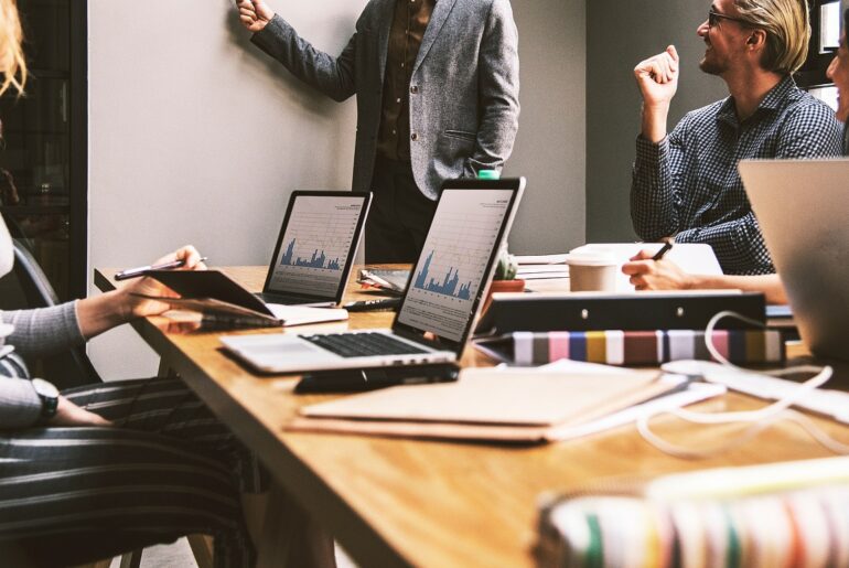 Empleo remoto para vendedor independiente con experiencia en redes sociales